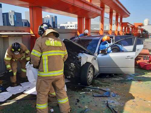 옆 건물 옥상으로 추락한 차량. <인천 부평소방서 제공>